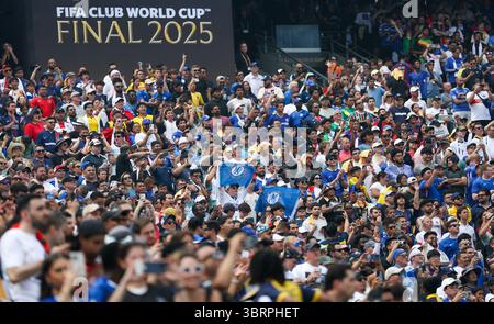New Jersey, USA. Juli 2025. Die Zuschauer reagieren auf das Endspiel zwischen Chelsea FC (England) und Paris Saint-Germain (Frankreich) bei der FIFA Club-Weltmeisterschaft 2025 im MetLife Stadium, New Jersey, USA, 13. Juli 2025. Quelle: Li Ming/Xinhua/Alamy Live News Stockfoto
