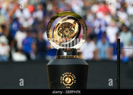 New Jersey, USA. Juli 2025. Die Trophäe wird nach dem Endspiel zwischen Chelsea FC (England) und Paris Saint-Germain (Frankreich) bei der FIFA Club-Weltmeisterschaft 2025 im MetLife Stadium, New Jersey, USA, am 13. Juli 2025 gezeigt. Quelle: Li Ming/Xinhua/Alamy Live News Stockfoto