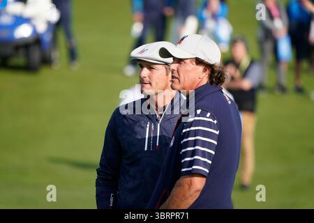 Bryson DeChambeau Phil Mickelson Foursomes Spiele Freitagnachmittag die 42. Ryder Cup Spiele fanden vom 28. Bis 30. September 2018 im Le Golf National in Paris statt. Das Team Europe hat das Team USA besiegt. Dieser Sieg markierte den sechsten Sieg in Folge auf dem heimischen Boden und unterstrich seine Dominanz bei der zweijährlichen Veranstaltung Stockfoto