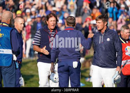 Alexander Noren Sergio Garcia Phil Mickelson Bryson DeChambeau Four Matches Freitagnachmittag die 42. Ryder Cup Matches fanden vom 28. Bis 30. September 2018 im Le Golf National in Paris statt. Das Team Europe hat das Team USA besiegt. Dieser Sieg markierte den sechsten Sieg in Folge auf dem heimischen Boden und unterstrich seine Dominanz bei der zweijährlichen Veranstaltung Stockfoto