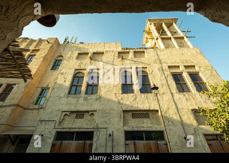Blick auf das alte Haus auf der Straße mit Kalkputz und Holztüren-Fenstern, alte Haus-Außenfassade mit kleinen französischen Fenstern Stockfoto