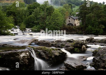Rauschende Wildwasserstromschnellen der Falls of Dochart in der Stadt Killin, Perthshire, im zentralen schottischen Hochland. Stockfoto
