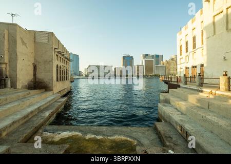 Skyline von Deira Dubai von der Uferpromenade im alten dubai, Al seef historisches Viertel Stockfoto
