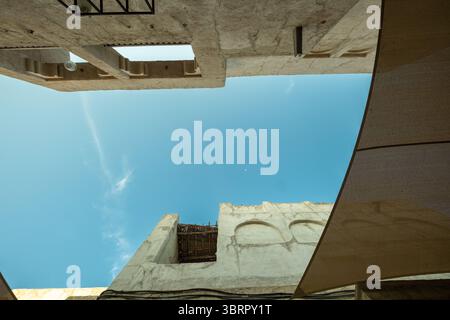 Blick von oben auf die historischen Gebäude von Al seef mit blauem Himmel, von unten aufgenommen, mit leerem Copyspace Stockfoto