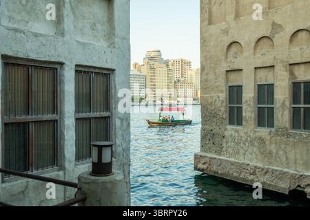 Kulturelles Viertel al seef mit Skyline und Wasser, Abra Boote in Dubai Creek Stockfoto