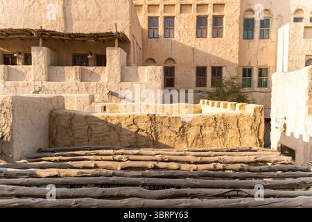 Alte Gebäude im historischen Al seef Viertel Dubai, alte Emirati Häuser Architektur, Erbe Fassade, Kalkputz Wände mit hölzernen Doo Stockfoto