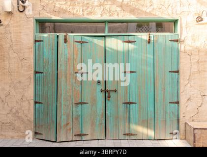 Alte Holztür in der Altstadt, türkisfarbene Holztür, alte Architektur Stockbild Stockfoto
