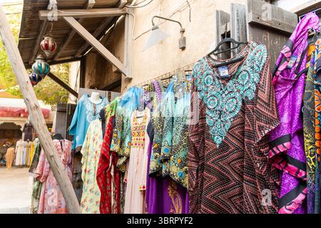 Al seef Market mit farbenfrohen Abayas und Kaftans, Dubai Street Market mit historischen Gebäuden und nahöstlichem Charme Stockfoto