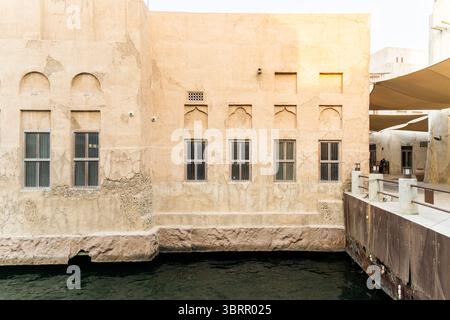 Altes Haus in Venedig mit Holzbogenfenstern, Kalkputzwänden, Bach, Kanalwasser, schwimmenden Häusern Stockfoto