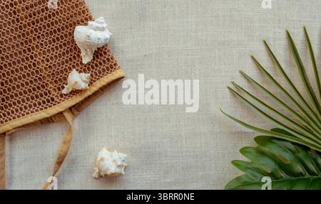 Vom Strand inspirierte flache Ladefläche mit Muscheln, Strandtasche und tropischen Blättern, Leerraum für Text und Grafiken Stockfoto
