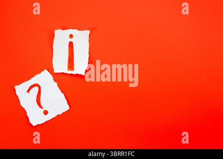 Fragezeichen auf dem Papier, Ausrufezeichen isoliert auf rotem Hintergrund, Hintergrund für Verwirrung, gemischte Emotionen Stockfoto