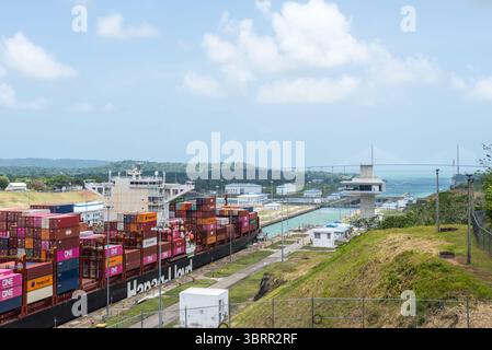 Colon, Panama - 13. April 2024: Containerschiff im Besucherzentrum Agua Clara Locks, Panama, durch den Panamakanal. Stockfoto