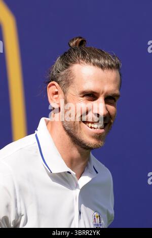 Gareth Bale ehemaliger Fußballspieler ehemaliger Profifußballer, der in der Berühmtheit spielt The All-Star Match die 44. Ryder 2023 Cup Spiele 27. September 2023 Übungstage im Marco Simone Golf and Country Club in Guidonia Montecelio, Rom, Italy​ das Ryder Cup Celebrity All-Star Match fand am Mittwoch, 27. September 2023, im Marco Simone Golf & Country Club in Rom, Italien, statt. Bei dieser Ausstellung traten Sportstars und Entertainer in einem freundlichen 7-Loch-Match-Spielformat an.​ Porträt Gesicht glücklich und lächelnd aus nächster Nähe Stockfoto