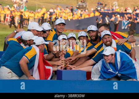 Luke Donald Europe Team Captain nach Europa gewinnen mit der Trophäe, während das Team Matthew Fitzpatrick Tommy Fleetwood Tyrrell Hatton Nicolai HØJGAARD feiert HOJGAARD Viktor Hovland Shane LOWRY Rory McIlroy Robert Bob Macintyre Jon Rahm Justin Rose Sepp Straka Ludvig Åberg Aberg Sunday Singles Spiele EUROPA USA die 44. Ryder Cup Spiele 1. Oktober 2023 im Marco Simone Golf and Country Club in Guidonia Montecelio, Rom, Italy​ mit dieser Veranstaltung wurde zum ersten Mal in Italien der Ryder Cup ausgetragen. Ein historisches Kapitel im Ryder Cup entfaltete sich im Herzen Italiens als Team Europe, Delive Stockfoto