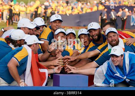 Luke Donald Europe Team Captain nach Europa gewinnen mit der Trophäe, während das Team Matthew Fitzpatrick Tommy Fleetwood Tyrrell Hatton Nicolai HØJGAARD feiert HOJGAARD Viktor Hovland Shane LOWRY Rory McIlroy Robert Bob Macintyre Jon Rahm Justin Rose Sepp Straka Ludvig Åberg Aberg Sunday Singles Spiele EUROPA USA die 44. Ryder Cup Spiele 1. Oktober 2023 im Marco Simone Golf and Country Club in Guidonia Montecelio, Rom, Italy​ mit dieser Veranstaltung wurde zum ersten Mal in Italien der Ryder Cup ausgetragen. Ein historisches Kapitel im Ryder Cup entfaltete sich im Herzen Italiens als Team Europe, Delive Stockfoto