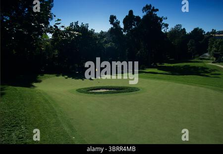 Riviera GC, Los Angeles, Kalifornien, USA, Foto Mark Newcombe Riviera GC, Par 3 - 6th Green mit einem Bunker in der Mitte Loch für Loch Fotoshooting Stockfoto