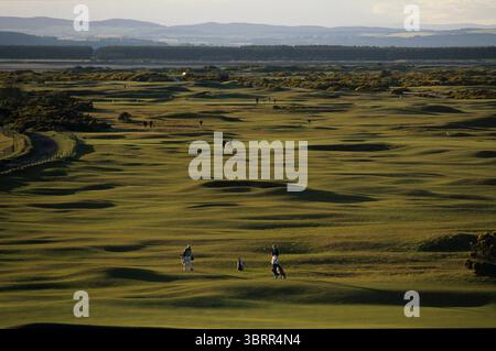 970911/ST. ANDREWS OLD GC, Schottland, Vereinigtes Königreich / FOTO: NEWCOMBE Eine allgemeine Ansicht über die Bucht mit dem 16. Loch (links) und anderen Löchern, einschließlich des 15. Weiteren hinter Loch-für-Loch-Fotoshootings ​The Royal and Ancient Golf Club of St Andrews R&A, gegründet am 14. Mai 1754 als Society of St Andrews Golfers, ist einer der ältesten und renommiertesten Golfclubs weltweit. Der Club befindet sich in St Andrews, Fife, Schottland und wird aufgrund seiner bedeutenden Rolle in der Geschichte des Sports oft als „Home of Golf“ bezeichnet. Das berühmte Clubhaus des Clubs befindet sich hinter dem ersten Abschlag des Old Course in St. Andrew Stockfoto