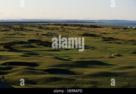 970911/ST. ANDREWS OLD GC, Schottland, Vereinigtes Königreich / FOTO: NEWCOMBE Eine allgemeine Ansicht über die Bucht mit dem 16. Loch (links) und anderen Löchern, einschließlich des 3. Loch für Loch Fotoshootings (rechts) ​The Royal and Ancient Golf Club of St Andrews R&A, gegründet am 14. Mai 1754 als Society of St Andrews Golfers, ist einer der ältesten und renommiertesten Golfclubs weltweit. Der Club befindet sich in St Andrews, Fife, Schottland und wird aufgrund seiner bedeutenden Rolle in der Geschichte des Sports oft als „Home of Golf“ bezeichnet. Das berühmte Clubhaus des Clubs befindet sich hinter dem ersten Abschlag des Old Course in St. Andrews an OP Stockfoto