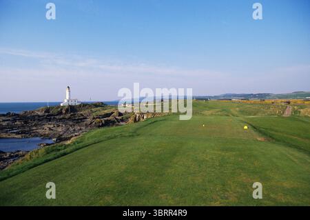 Turnberry GC (Ailsa Course), Schottland, Vereinigtes Königreich, Foto Mark Newcombe Turnberry GC (Ailsa Course), 9. Loch mit dem Lighthouse Hole by hole Fotoshooting Turnberry Golf Club – Ailsa Course, der sich an der schottischen Ayrshire Coast befindet, ist ein weltbekannter Links Course, der für seine dramatische Küstenlandschaft und sein reiches Golferbe bekannt ist. Der 1902 gegründete und nach dem 3. Marquess of Ailsa benannte Kurs wurde von einem umfassenden Umbau des Architekten Martin Ebert im Jahr 2016 umgestaltet, der seine strategischen Herausforderungen und seine visuelle Attraktivität verstärkt. Eine offene Meisterschaft Major h Stockfoto