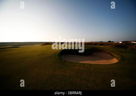 2nd Hole, Turnberry Ailsa Golfplatz, Schottland, Großbritannien. Picture Credit: Mark Newcombe / visionsingolf.com Loch für Loch Fotoshooting Turnberry Golf Club – Ailsa Course, der sich an Schottlands Ayrshire-Küste befindet, ist ein weltberühmter Links Course, der für seine dramatische Küstenlandschaft und sein reiches Golferbe bekannt ist. Der 1902 gegründete und nach dem 3. Marquess of Ailsa benannte Kurs wurde von einem umfassenden Umbau des Architekten Martin Ebert im Jahr 2016 umgestaltet, der seine strategischen Herausforderungen und seine visuelle Attraktivität verstärkt. Ein wichtiger Austragungsort der Open Championship Stockfoto
