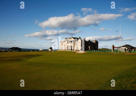 18th Hole St. Andrews (alt) GC und Clubhaus, Schottland, Großbritannien. Foto: Mark Newcombe / www.visionsingolf.com Loch für Loch Fotoshooting ​The Royal and Ancient Golf Club of St Andrews R&A, gegründet am 14. Mai 1754 als Society of St Andrews Golfers, ist einer der ältesten und renommiertesten Golfclubs weltweit. Der Club befindet sich in St Andrews, Fife, Schottland und wird aufgrund seiner bedeutenden Rolle in der Geschichte des Sports oft als „Home of Golf“ bezeichnet. Das berühmte Clubhaus des Clubs befindet sich hinter dem ersten Abschlag des Old Course in St Andrews, einem Veranstaltungsort der Open Championship Stockfoto
