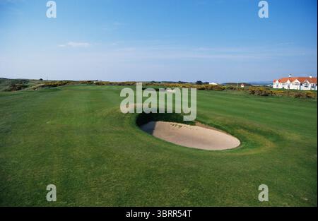 Der 2nd Hole Turnberry GC, (Ailsa Course), Schottland, Großbritannien, Photo Mark Newcombe Hole für Hole Fotoshooting Turnberry Golf Club – Ailsa Course, der sich an der schottischen Ayrshire-Küste befindet, ist ein weltberühmter Links Course, der für seine dramatische Küstenlandschaft und sein reiches Golferbe bekannt ist. Der 1902 gegründete und nach dem 3. Marquess of Ailsa benannte Kurs wurde von einem umfassenden Umbau des Architekten Martin Ebert im Jahr 2016 umgestaltet, der seine strategischen Herausforderungen und seine visuelle Attraktivität verstärkt. Ein wichtiger Austragungsort der Open Championship Stockfoto