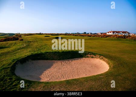 2nd Hole, Turnberry Ailsa Golfplatz, Schottland, Großbritannien. Picture Credit: Mark Newcombe / visionsingolf.com Loch für Loch Fotoshooting Turnberry Golf Club – Ailsa Course, der sich an Schottlands Ayrshire-Küste befindet, ist ein weltberühmter Links Course, der für seine dramatische Küstenlandschaft und sein reiches Golferbe bekannt ist. Der 1902 gegründete und nach dem 3. Marquess of Ailsa benannte Kurs wurde von einem umfassenden Umbau des Architekten Martin Ebert im Jahr 2016 umgestaltet, der seine strategischen Herausforderungen und seine visuelle Attraktivität verstärkt. Ein wichtiger Austragungsort der Open Championship Stockfoto
