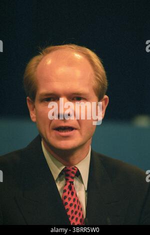 William Jefferson Hague Abgeordneter, Baron Hague of Richmond, PC, FRSL, geboren am 26. März 1961 als britischer konservativer Politiker und Life Peer. Er vertrat Richmond, Yorkshire, von 1989 bis 2015 als Parlamentsabgeordneter und war von 1997 bis 2001 Oppositionsführer. Von 2010 bis 2014 war er Secretary of State for Foreign and Commonwealth Affairs und von 2014 bis 2015 Vorsitzender des House of Commons auf der Politischen Konferenz der Konservativen Partei C1995 Picture Credit: Mark Newcombe / www.visionsgolf.com Bildbibliothek Porträt Gesicht Kopf und Schultern aus Nahaufnahme Stockfoto