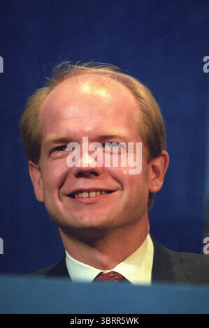 William Jefferson Hague Abgeordneter, Baron Hague of Richmond, PC, FRSL, geboren am 26. März 1961 als britischer konservativer Politiker und Life Peer. Er vertrat Richmond, Yorkshire, von 1989 bis 2015 als Parlamentsabgeordneter und war von 1997 bis 2001 Oppositionsführer. Von 2010 bis 2014 war er Secretary of State for Foreign and Commonwealth Affairs und von 2014 bis 2015 Vorsitzender des House of Commons auf der Politischen Konferenz der Konservativen Partei C1995 Picture Credit: Mark Newcombe / www.visionsgolf.com Bildbibliothek Porträt Gesicht Kopf und Schultern aus Nahaufnahme Stockfoto