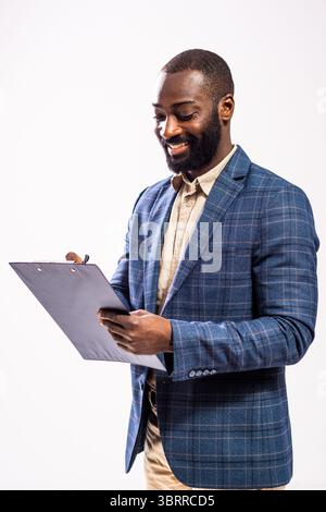 Porträt eines glücklichen und erfolgreichen Geschäftsmannes. Der schwarze Mann im Business-Anzug schreibt Notizen. Stockfoto