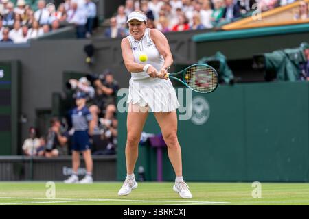 London, Großbritannien. Juli 2025. LONDON, VEREINIGTES KÖNIGREICH - 6. JULI: Anastasia Pawlyuchenkova von Russland während des siebten Tages der Meisterschaft Wimbledon 2025 im All England Lawn Tennis and Croquet Club am 6. Juli 2025 in London, Vereinigtes Königreich. (Foto: Marleen Fouchier/BSR Agency) Credit: BSR Agency/Alamy Live News Stockfoto