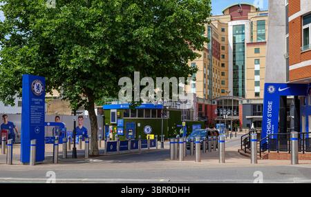 London - 06 21 2022: Blick auf das Stamford Gate, den Eingang zum Stadion des Chelsea Football Club, Stamford Bridge. Stockfoto