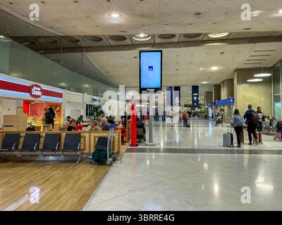 Roissy, Frankreich, Weitwinkelansicht, Menschenmenge, Touristen, innen, Charles-de-Gaulle International Airport, Traveling Hall Airport Paris Stockfoto