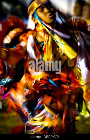 Ein indianischer Mann beteiligt sich an einen Tanz bei einem Powwow in Mesa Verde, Colorado. Stockfoto