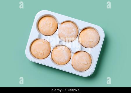 Japanische Mango-Eis-Mochi auf grünem Hintergrund Stockfoto