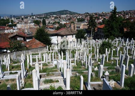Sarajevo, Bosnien und Herzegowina - 22. Juni 2025: Groblje Alifakovac Friedhof in Sarajevo. Stockfoto