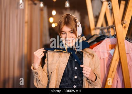 Eine stilvolle junge Frau in Vintage-Mode, komplett mit Schal und Mantel Stockfoto