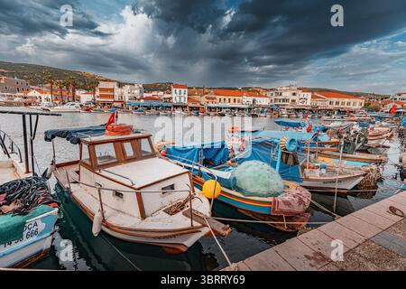 7. Mai 2025, Foca, Turkiye: Lebhafte Fischerboote mit Netzen und Planen an einem belebten Hafen Stockfoto