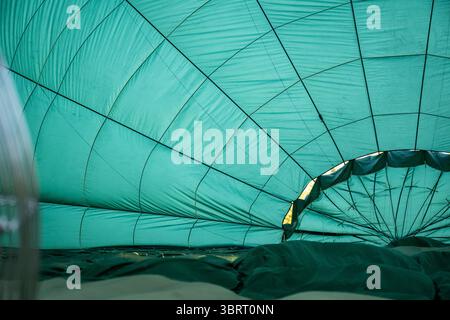 Im Heißluftballon, während Sie sich auf dem Boden aufblasen bereit für den Flug starten Sie für lustige Luftentspannung Transport Aktivität beginnen Stockfoto