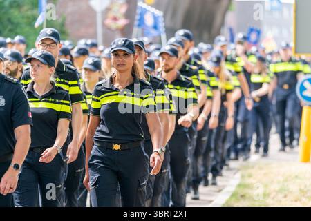 Nijmegen, Niederlande. Juli 2025. NIJMEGEN, NIEDERLANDE - 13. JULI: Flaggenparade vor dem Start der internationalen Viertagsmärsche (Vierdaagse), der weltweit größten mehrtägigen Wanderveranstaltung mit über 47,000 Teilnehmern. Das Bild zeigt Polizeibeamte. Am 13. Juli 2025 in Nijmegen, Niederlande. (Foto von Lucia Smatanová/Orange Pictures) Credit: Orange Pics BV/Alamy Live News Stockfoto