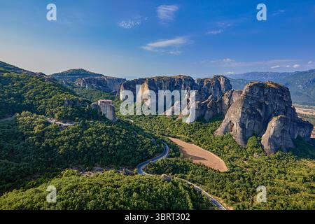 Das Kloster Roussanou thront auf riesigen natürlichen Säulen im Gebiet der Meteora-Klöster, Thessalien, Griechenland, Europa Stockfoto