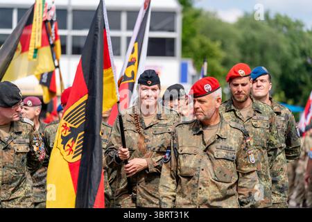Nijmegen, Niederlande. Juli 2025. NIJMEGEN, NIEDERLANDE - 13. JULI: Flaggenparade vor dem Start der internationalen Viertagsmärsche (Vierdaagse), der weltweit größten mehrtägigen Wanderveranstaltung mit über 47,000 Teilnehmern. Das Bild zeigt Soldaten. Am 13. Juli 2025 in Nijmegen, Niederlande. (Foto von Lucia Smatanová/Orange Pictures) Credit: Orange Pics BV/Alamy Live News Stockfoto