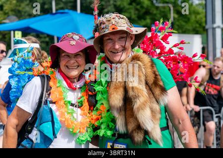 Nijmegen, Niederlande. Juli 2025. NIJMEGEN, NIEDERLANDE - 13. JULI: Flaggenparade vor dem Start der internationalen Viertagsmärsche (Vierdaagse), der weltweit größten mehrtägigen Wanderveranstaltung mit über 47,000 Teilnehmern. Am 13. Juli 2025 in Nijmegen, Niederlande. (Foto von Lucia Smatanová/Orange Pictures) Credit: Orange Pics BV/Alamy Live News Stockfoto
