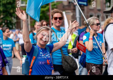 Nijmegen, Niederlande. Juli 2025. NIJMEGEN, NIEDERLANDE - 13. JULI: Flaggenparade vor dem Start der internationalen Viertagsmärsche (Vierdaagse), der weltweit größten mehrtägigen Wanderveranstaltung mit über 47,000 Teilnehmern. Am 13. Juli 2025 in Nijmegen, Niederlande. (Foto von Lucia Smatanová/Orange Pictures) Credit: Orange Pics BV/Alamy Live News Stockfoto