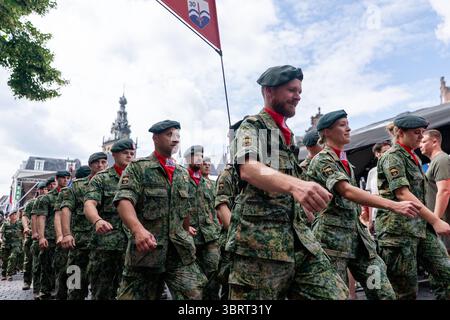 Nijmegen, Niederlande. Juli 2025. NIJMEGEN, NIEDERLANDE - 13. JULI: Flaggenparade vor dem Start der internationalen Viertagsmärsche (Vierdaagse), der weltweit größten mehrtägigen Wanderveranstaltung mit über 47,000 Teilnehmern. Das Bild zeigt Soldaten. Am 13. Juli 2025 in Nijmegen, Niederlande. (Foto von Lucia Smatanová/Orange Pictures) Credit: Orange Pics BV/Alamy Live News Stockfoto