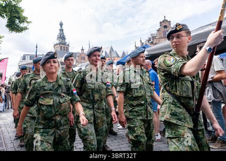 Nijmegen, Niederlande. Juli 2025. NIJMEGEN, NIEDERLANDE - 13. JULI: Flaggenparade vor dem Start der internationalen Viertagsmärsche (Vierdaagse), der weltweit größten mehrtägigen Wanderveranstaltung mit über 47,000 Teilnehmern. Das Bild zeigt Solider. Am 13. Juli 2025 in Nijmegen, Niederlande. (Foto von Lucia Smatanová/Orange Pictures) Credit: Orange Pics BV/Alamy Live News Stockfoto