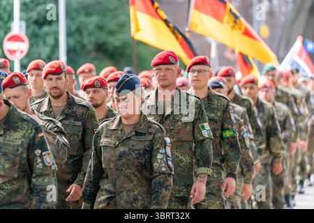 Nijmegen, Niederlande. Juli 2025. NIJMEGEN, NIEDERLANDE - 13. JULI: Flaggenparade vor dem Start der internationalen Viertagsmärsche (Vierdaagse), der weltweit größten mehrtägigen Wanderveranstaltung mit über 47,000 Teilnehmern. Das Bild zeigt Soldaten. Am 13. Juli 2025 in Nijmegen, Niederlande. (Foto von Lucia Smatanová/Orange Pictures) Credit: Orange Pics BV/Alamy Live News Stockfoto