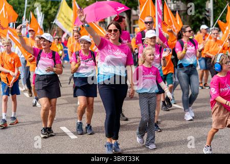 Nijmegen, Niederlande. Juli 2025. NIJMEGEN, NIEDERLANDE - 13. JULI: Flaggenparade vor dem Start der internationalen Viertagsmärsche (Vierdaagse), der weltweit größten mehrtägigen Wanderveranstaltung mit über 47,000 Teilnehmern. Am 13. Juli 2025 in Nijmegen, Niederlande. (Foto von Lucia Smatanová/Orange Pictures) Credit: Orange Pics BV/Alamy Live News Stockfoto