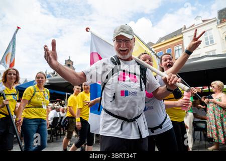 Nijmegen, Niederlande. Juli 2025. NIJMEGEN, NIEDERLANDE - 13. JULI: Flaggenparade vor dem Start der internationalen Viertagsmärsche (Vierdaagse), der weltweit größten mehrtägigen Wanderveranstaltung mit über 47,000 Teilnehmern. Am 13. Juli 2025 in Nijmegen, Niederlande. (Foto von Lucia Smatanová/Orange Pictures) Credit: Orange Pics BV/Alamy Live News Stockfoto