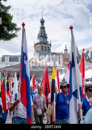 Nijmegen, Niederlande. Juli 2025. NIJMEGEN, NIEDERLANDE - 13. JULI: Flaggenparade vor dem Start der internationalen Viertagsmärsche (Vierdaagse), der weltweit größten mehrtägigen Wanderveranstaltung mit über 47,000 Teilnehmern. Am 13. Juli 2025 in Nijmegen, Niederlande. (Foto von Lucia Smatanová/Orange Pictures) Credit: Orange Pics BV/Alamy Live News Stockfoto